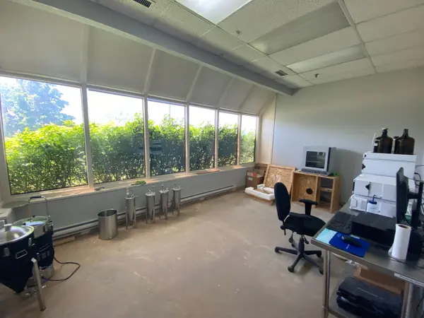 270 Hunter RD #Bay 2, Grimsby, ON L3M 0H5