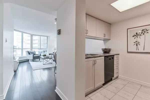 Toronto C01, ON M5G 2K5,38 Elm ST #2001