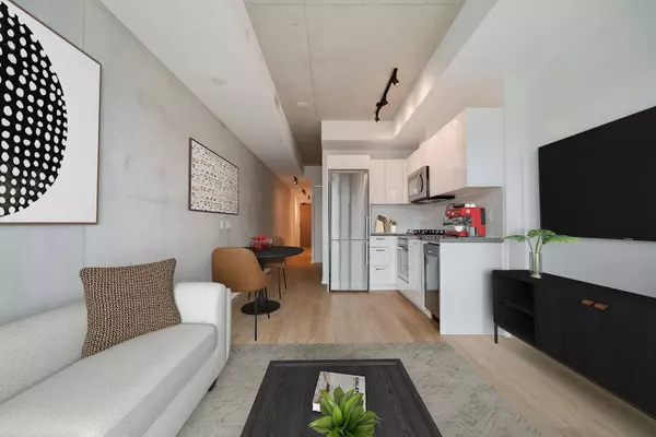 Toronto C01, ON M5T 1W6,195 McCaul ST #213