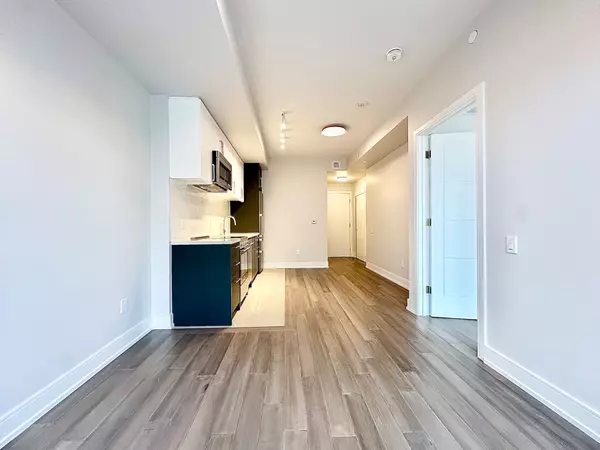 Toronto C04, ON M6B 2Y9,2525 Bathurst ST #905