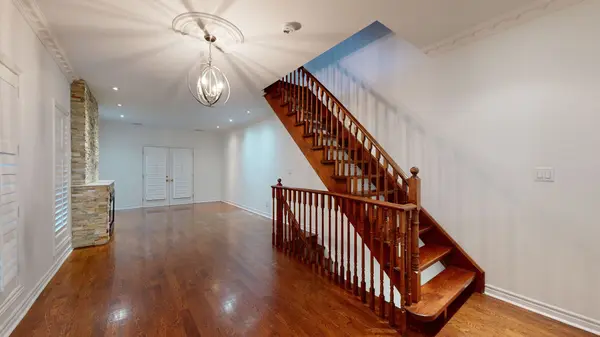 21 David Dunlap CIR, Toronto C13, ON M3C 4B9