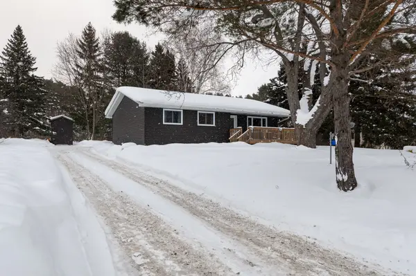 17 Gullins RD, Huntsville, ON P1H 1M6