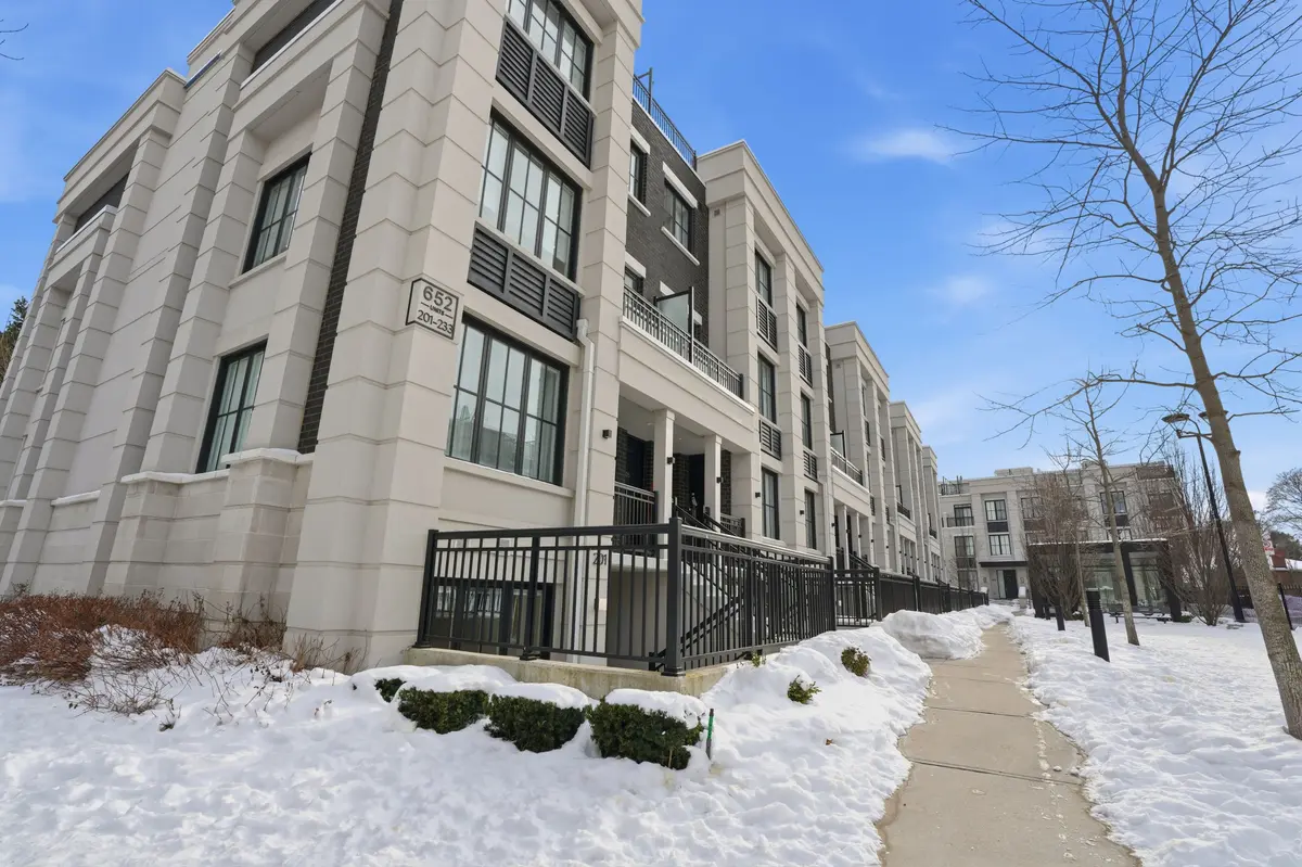 652 Cricklewood DR #201, Mississauga, ON L5G 0A5