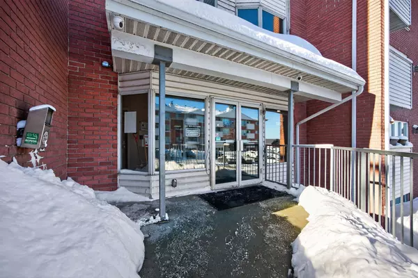 Barrie, ON L4M 6J2,120 Bell Farm RD #309