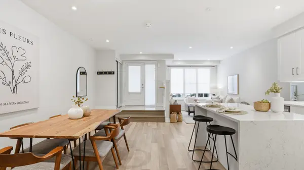 652 Cricklewood DR #201, Mississauga, ON L5G 0A5