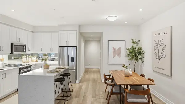 652 Cricklewood DR #201, Mississauga, ON L5G 0A5