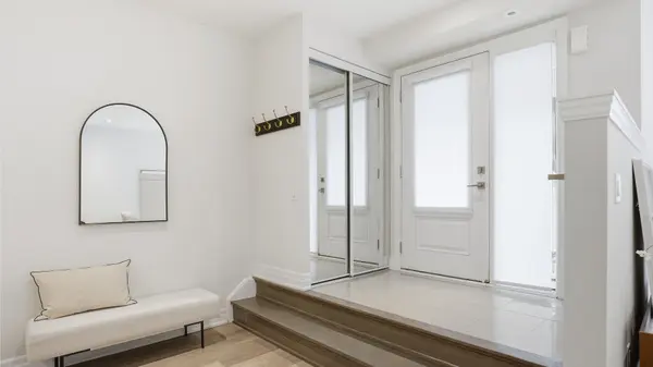 652 Cricklewood DR #201, Mississauga, ON L5G 0A5