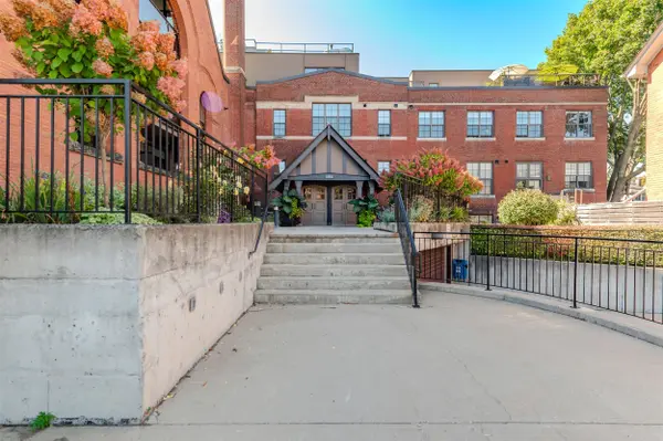 152 Annette ST #107, Toronto W02, ON M6P 1P4