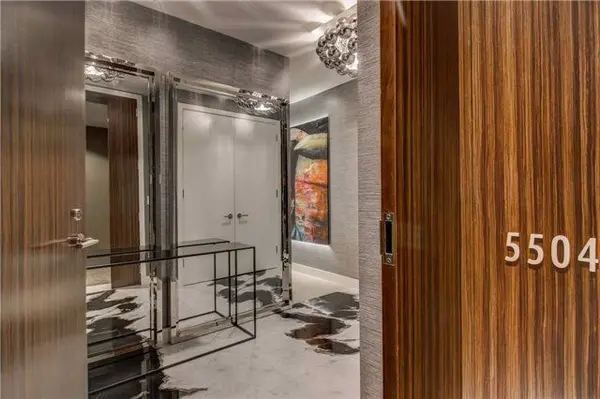 180 University AVE #5504, Toronto C01, ON M5H 0A2