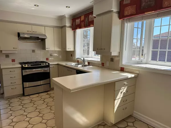 Aurora, ON L4G 2W2,28 Collins CRES