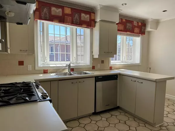 Aurora, ON L4G 2W2,28 Collins CRES