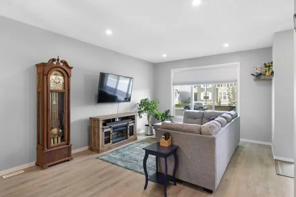 185 Dawson DR, Chestermere, AB T1X 1Z8