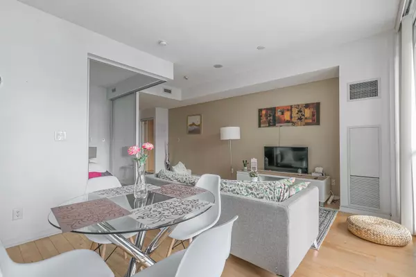 Toronto C01, ON M5J 0A7,65 Bremner BLVD #4311