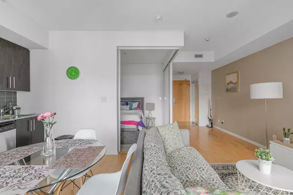 Toronto C01, ON M5J 0A7,65 Bremner BLVD #4311