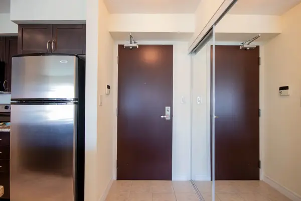 208 Enfield PL #2205, Mississauga, ON L5B 0G8