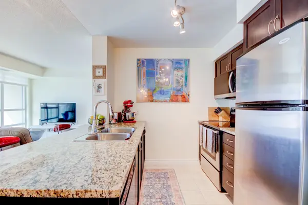 208 Enfield PL #2205, Mississauga, ON L5B 0G8