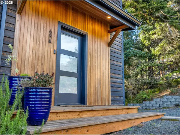 Cannon Beach, OR 97110,696 N SPRUCE ST