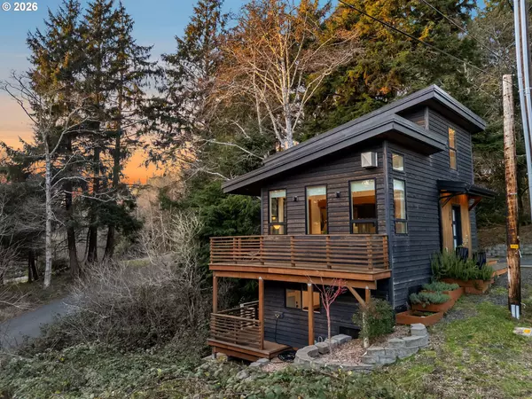 Cannon Beach, OR 97110,696 N SPRUCE ST