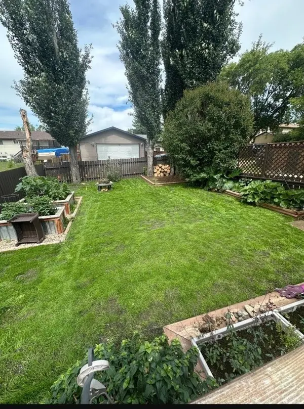 5228 40 ST, Innisfail, AB T4G 1G5