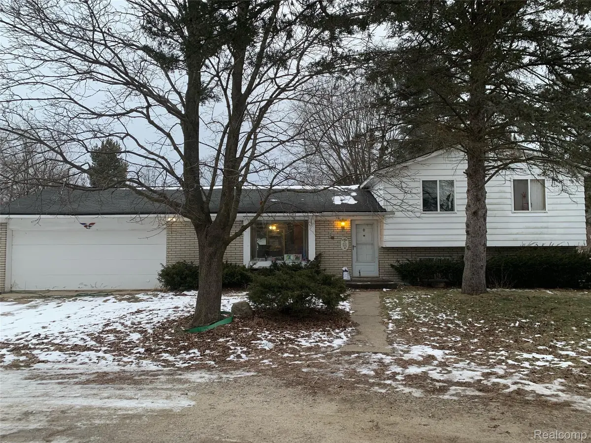 2030 CHARMS RD, Wixom, MI 48393