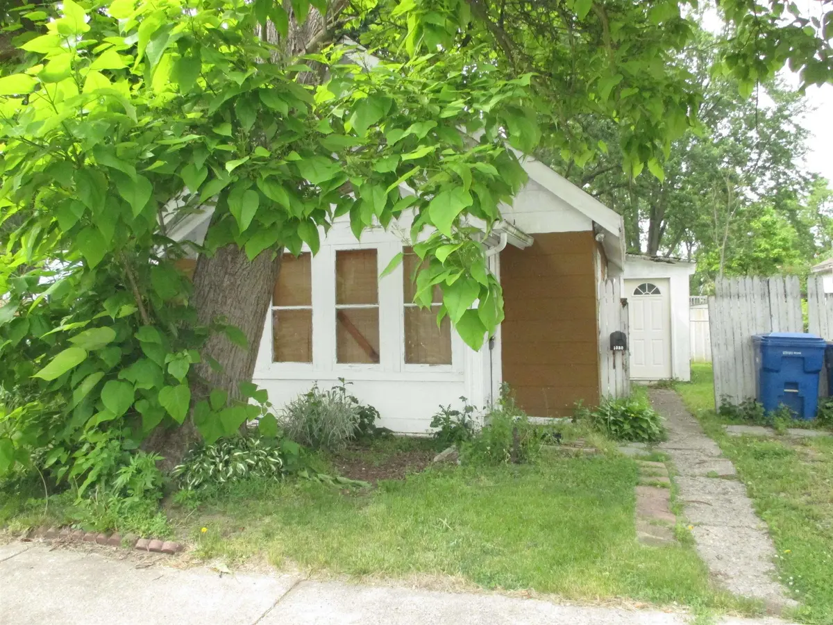 1030 Menominee RD, Waterford Twp, MI 48328