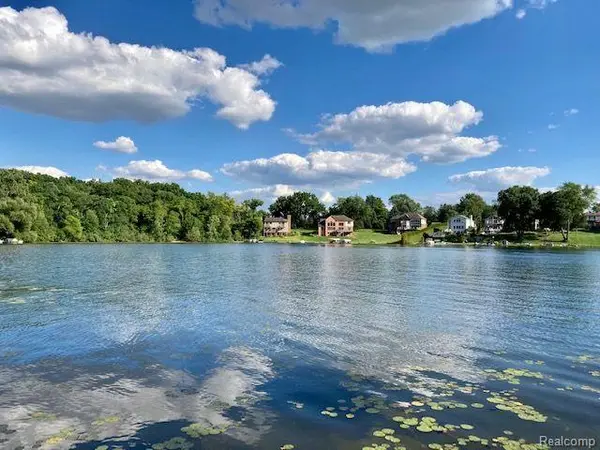 3053 MCCORMICK DR, Waterford Twp, MI 48328