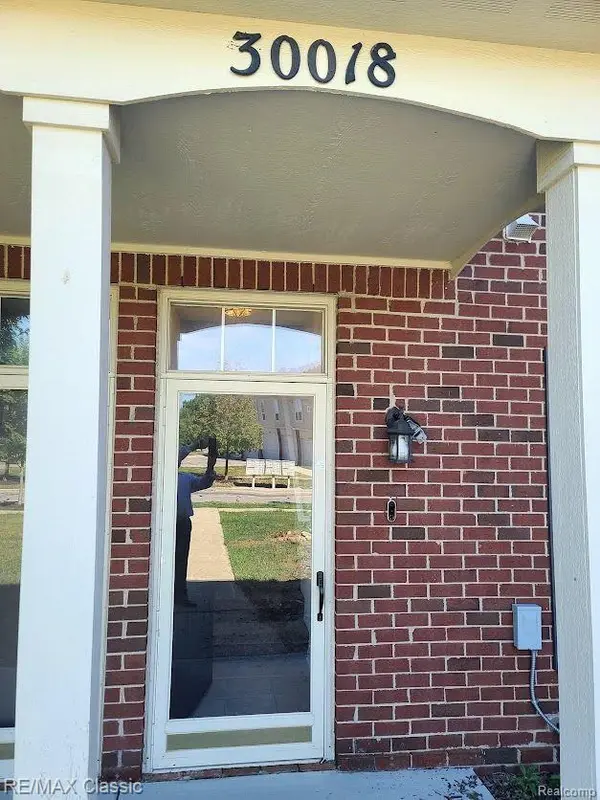 30018 HERITAGE Pkwy #38, Warren, MI 48092