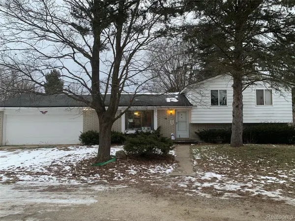 2030 CHARMS RD, Wixom, MI 48393