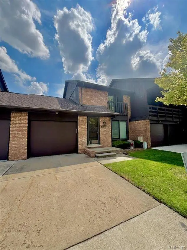 37122 Clubhouse DR, Sterling Heights, MI 48312