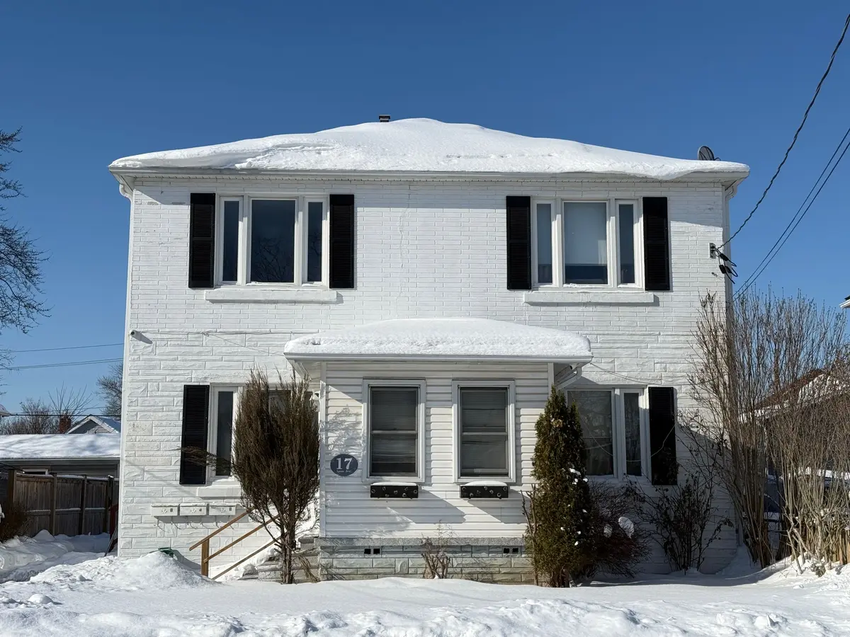 17 Lyons AVE, Welland, ON L3B 1L8