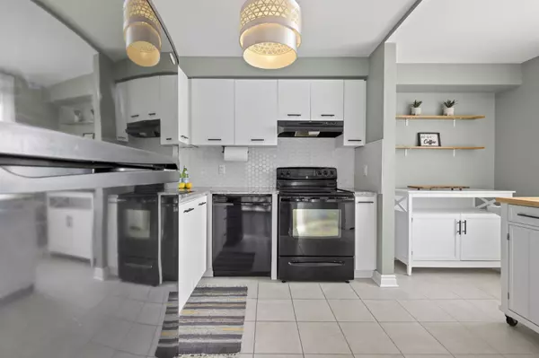 Barrie, ON L4N 7K3,21 Meadow LN #2