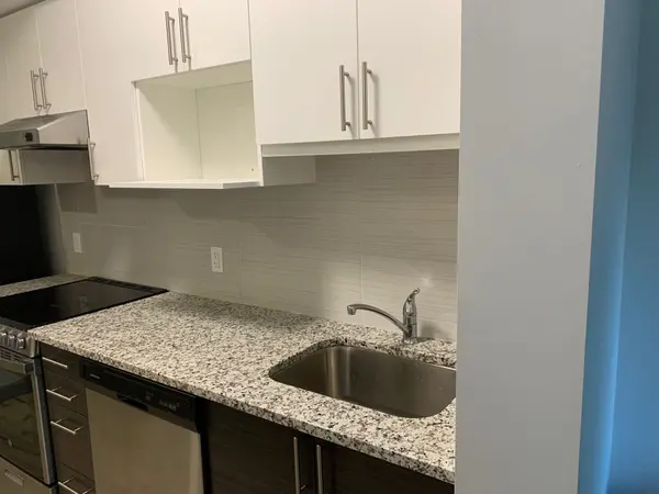 Hamilton, ON L8S 3A1,77 Leland ST #323