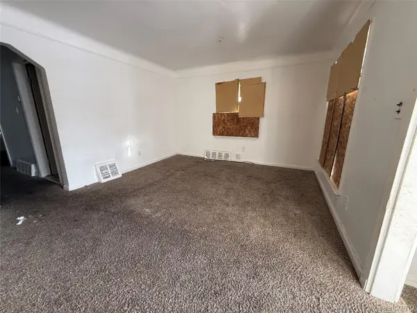 8864 Heyden ST, Detroit, MI 48228