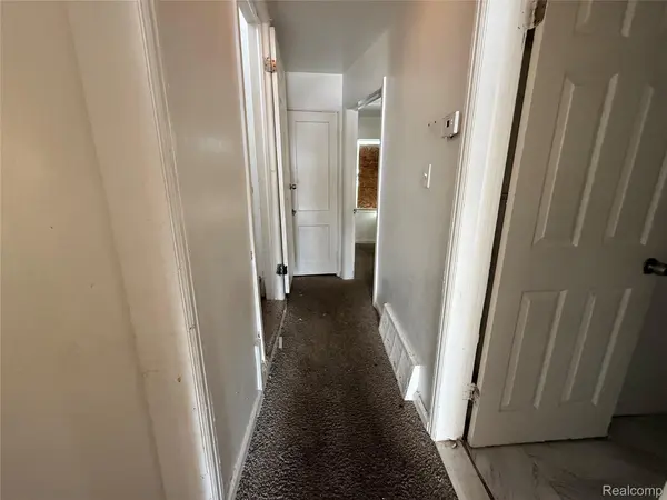 8864 Heyden ST, Detroit, MI 48228