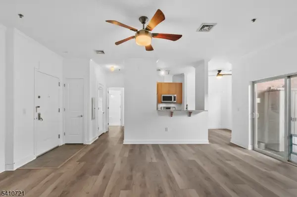 172 Culver Ave #206, Jersey City, NJ 07305