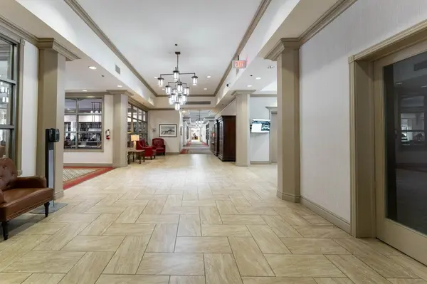 100 Burloak DR #2207, Burlington, ON L7L 6P6