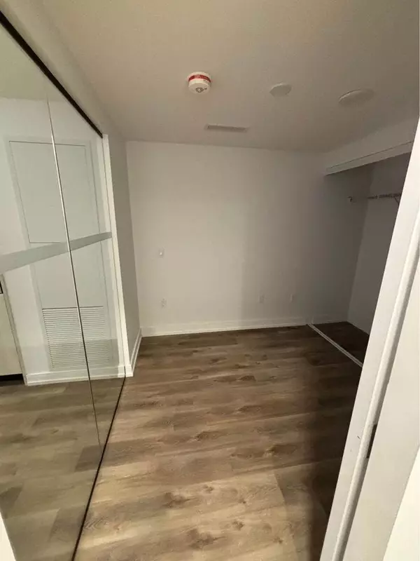 Hamilton, ON L8R 0A8,1 Jarvis ST #618