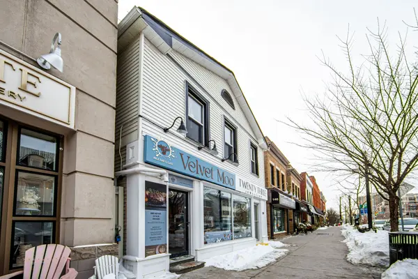 150 Lakeshore RD E, Oakville, ON L6J 1H4