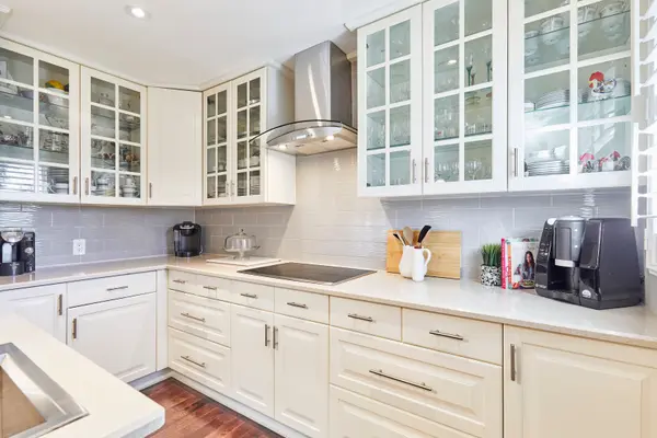 593A Scarlett RD, Toronto W09, ON M9P 2S6