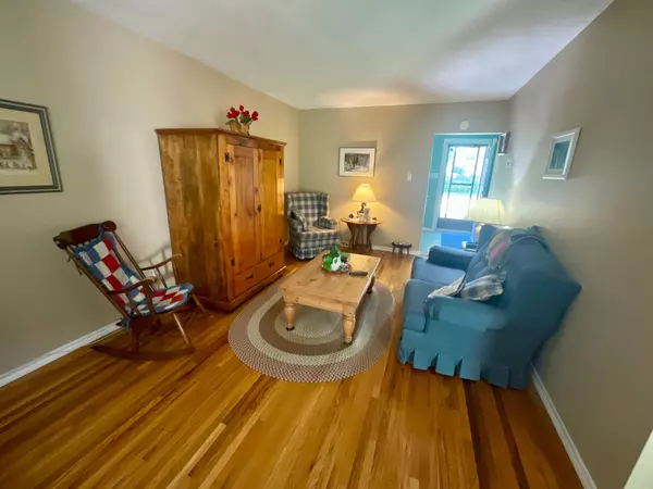 Hamilton, ON L8T 2T7,4 Rosanne CRES