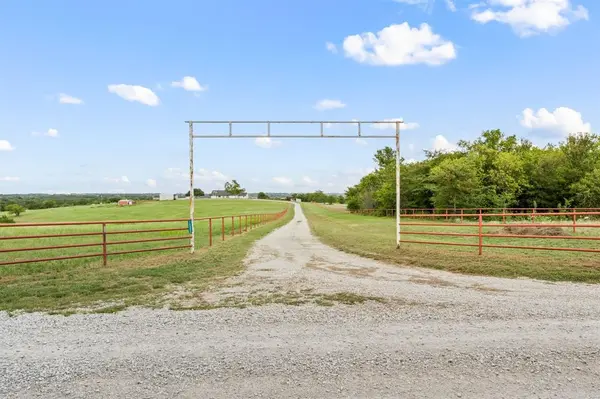 10902 Clear Creek Road W, Sanger, TX 76266