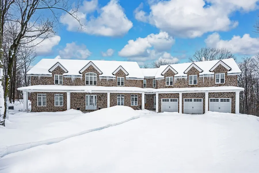 16 Heron BLVD, Springwater, ON L9X 0J1