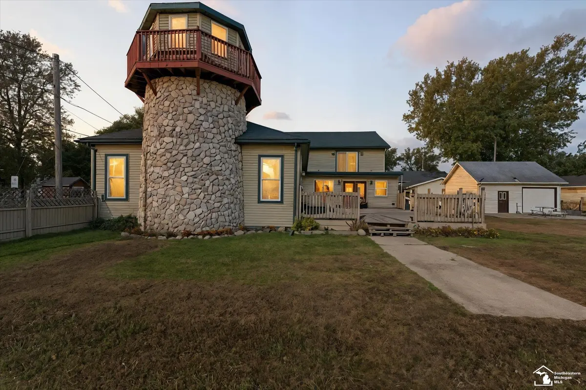 11239 Harold DR, Luna Pier, MI 48157