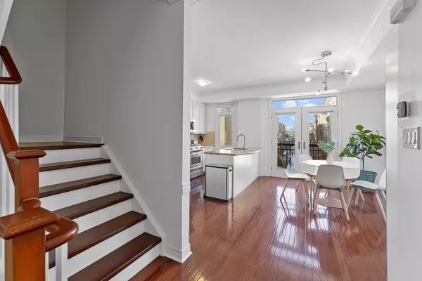 Toronto, ON M5T 1B7,60 Carr ST #11