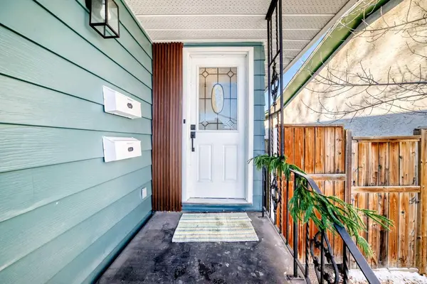 16 Bermondsey CRES NW, Calgary, AB T3K 1W2