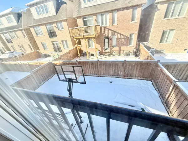 Brampton, ON L6Y 1N8,7 Geranium CRES #7