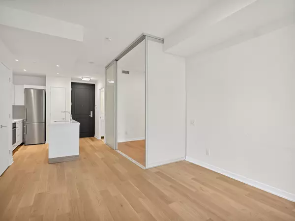 Toronto W06, ON M8Y 0B6,90 Park Lawn RD #902