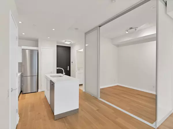 Toronto W06, ON M8Y 0B6,90 Park Lawn RD #902