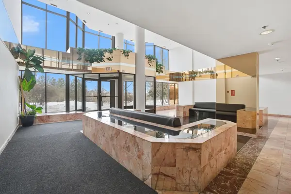 1 Rowntree RD #1707, Toronto W10, ON M9V 5G7