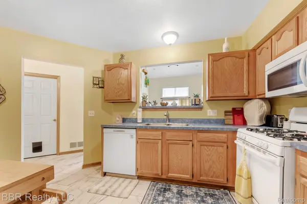 5485 GREENWAY DR #81, Trenton, MI 48183